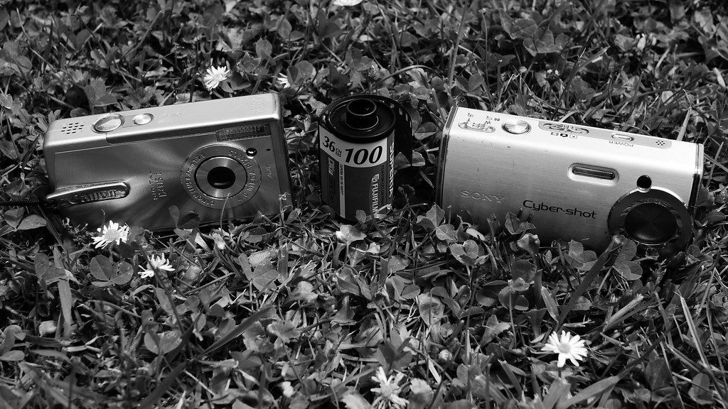 A Mighty Punch With Tiny Fists – Canon Digital IXUS i Versus Sony